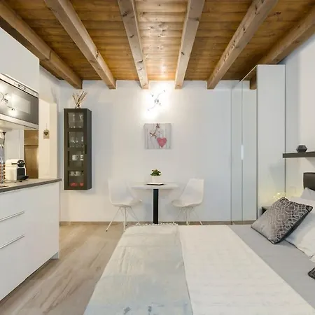Apartment Antica Corte Con Balcone Como