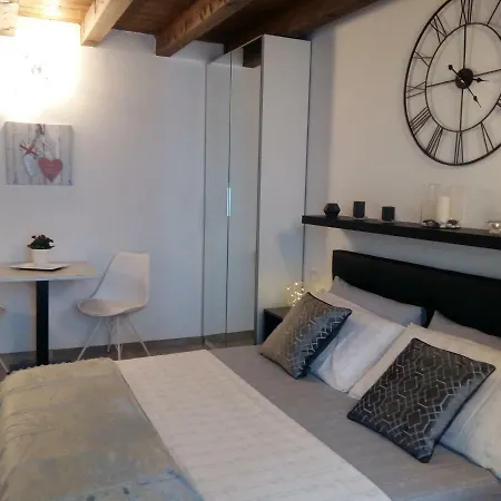 Apartment Antica Corte Con Balcone Como